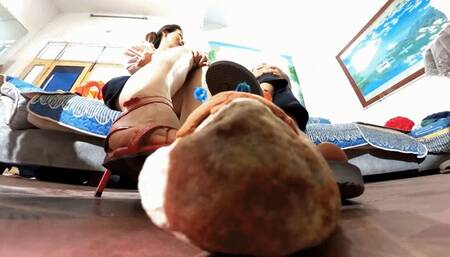 Gaoyu and friends crush the dwarves together 360VR