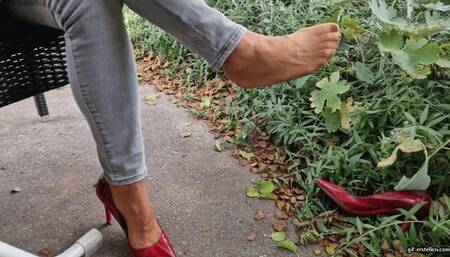 Shoe stealing in the street restaurant and orange in the shoe HD mp4 1920x1080