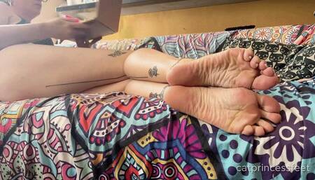 Scrunch on you! Wrinkly soles, long toes