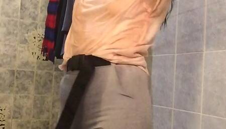 Elis douses herself in piss and wetlook