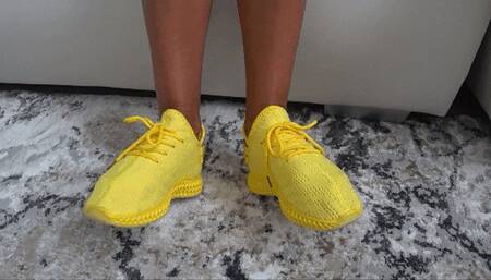 toe wiggleling in yellow soft sneakers b