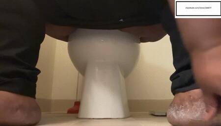 Mscumlicious84 Itches feet while going number 2