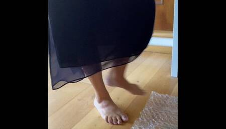 Ariel pluriball crushing barefeet and high heels