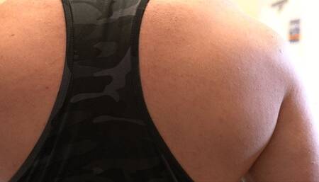 Kitchen muscleman flexing session with JOI countdown