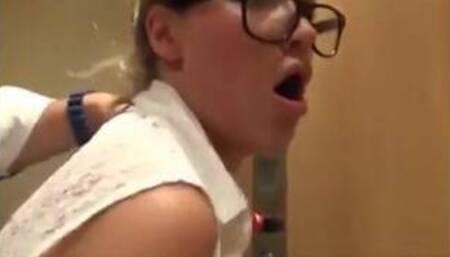 Verdammte vollbusige MILF im Fahrstuhl