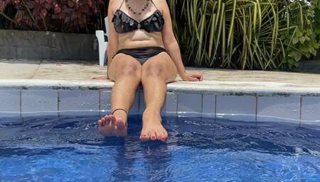 Steph bikini posing barefoot in the pool