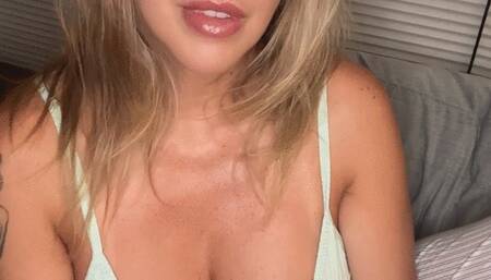 Elle Lyon Wants to Talk About Having Affairs While She Smokes