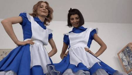 You don't know how to escape under the skirts of the two Alices ! (SHRINKING FETISH)