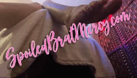 Little Feet From Below (HD) WMV