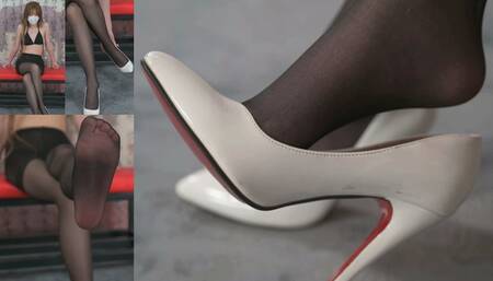 CNFOT-12 HOEPLAY DANGLING WITH HIGHHEELS