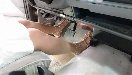 Cranking revving flat sandals