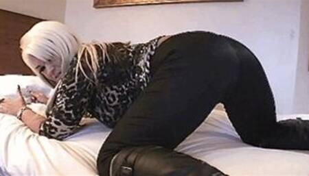 Hot loud farts in tight leggins - Quicktime