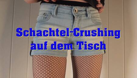 Box crushing on the table - Schachtel Crushing auf dem Tisch