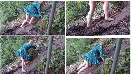 SEXY PREMIERE: Barefoot girl on the slippery muddy slope
