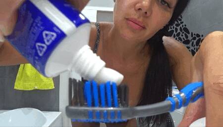 I brush my teeth and blow bubbles R2 c