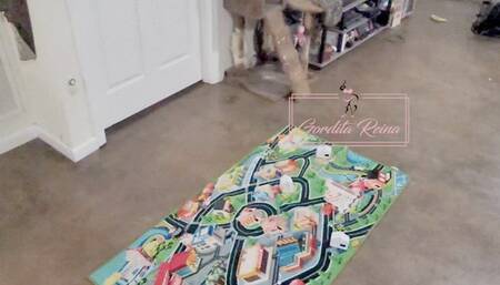 Super sized Giantess stomps around town