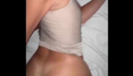 ELLE ME SUPPLIE D’ARRÊTER DE LA BAISER, ELLE EST EN RETARD