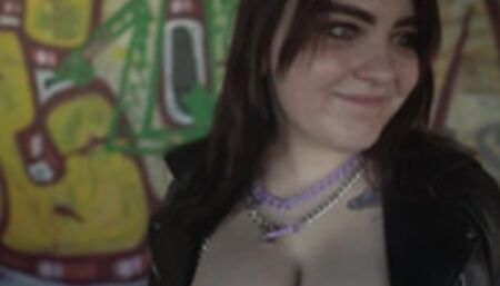 Кончил на язык на заброшке, рядом ходил человек