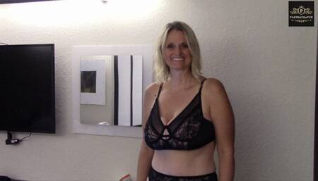 MILF looking sexy in black