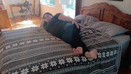 Feet Tease with Goddess Glo (Ultra HD 4K)