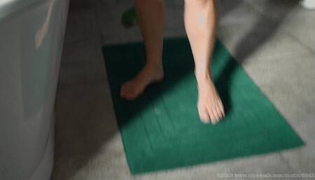 Taking a shower in the bathtub (2018) (MP4)