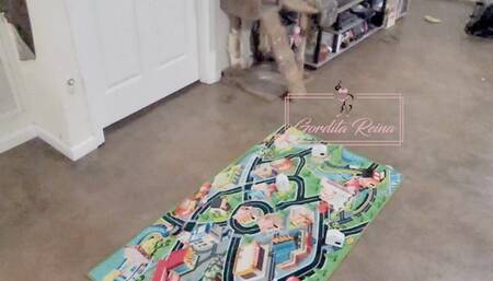 Super sized Giantess stomps around town