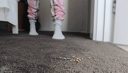 Giantess has fun Stomping on Tiny People