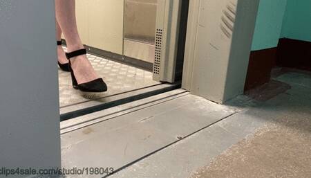 Tongue-bath for muddy soles of My suede heels