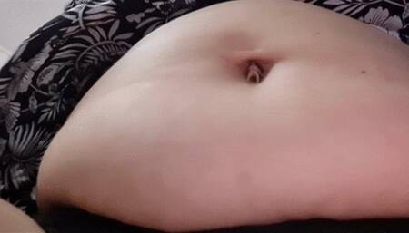 HD Giantess unaware her stepdaughter caught the shrinking sickness and stuck to her stepMoms big jiggly belly button