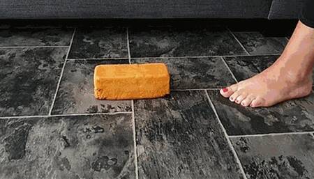 Barefoot cake destruction