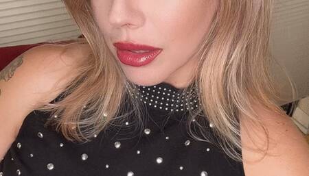 Elle Lyon Channels Old Hollywood Glamour