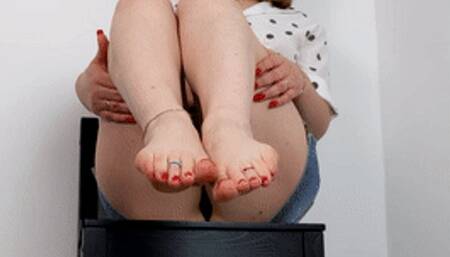 (366) Foot Tease 002: Barefoot and Toe Rings (Mobile, WMV)