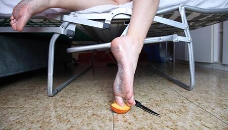 Giantess Crush Peach also with slow motion Gigantessa Schiaccia Pesca con slow motion