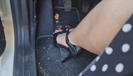 Wonderful pedal pumping in sexy high sandals