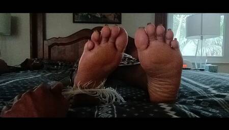 Tickling the Size 11 Soles of Goddess Yakima (Full HD)