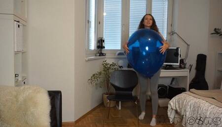 Saskias blue TT24 getting sit popped