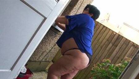 Farting at the back door - Quicktime File