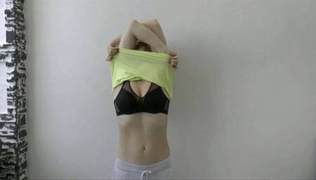 You put on a T-shirt and take it off MP4 FULL HD 1080p