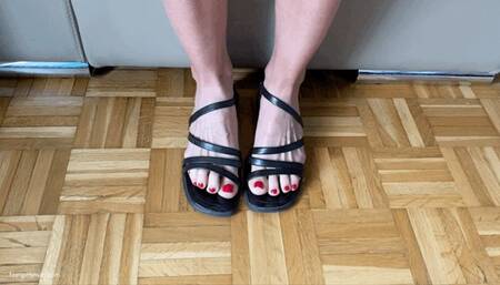 TOE WIGGLING IN BLACK LEATHER STRAPPY SANDALS - MP4 Mobile Version