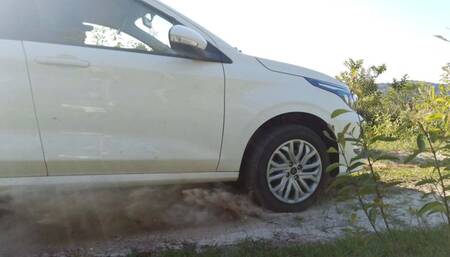 Bruna in pink flip flops revving White Cronos hard