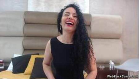 Mature Latina masturbtes in bed on webcam show