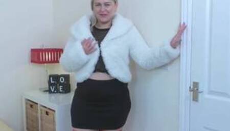 lovely chubby mom feeding her juicy pussy