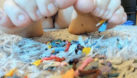 Feet that crush little men 4K