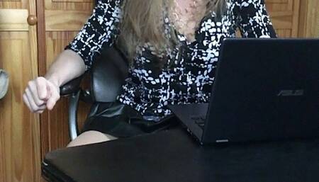 AARIEL TEASES WITH NYLONS AND SEXY SIZE 9S