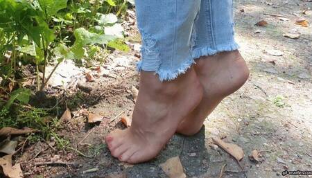I go barefoot in pantyhose without shoes HD wmv 1920x1080