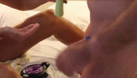 Mein Schatz besorgt es mir mit der Hand, ich ficke mein Toy