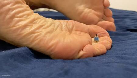 MEAN GIANTESS MAKES HER FRIEND CRUSH HER SHRUNKEN TINY BOYFRIEND - MP4 HD