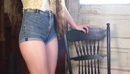 Daisy Duke in Pantyhose & Short Shorts Masturbates in Heels