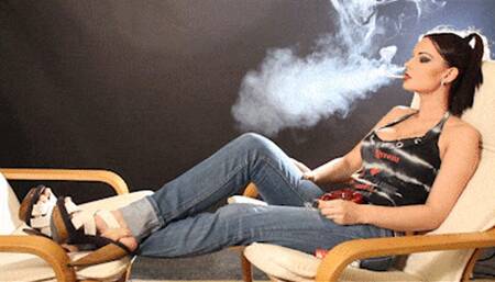 Abbie, the chainsmoker (WMV HD)