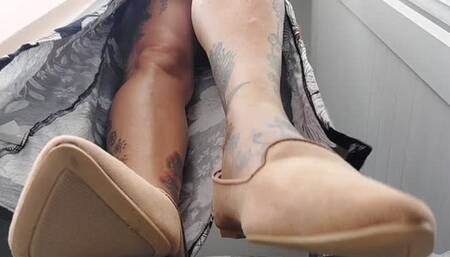 HD Pt2 Giantess unaware pointy flat shoes toe tapping shoeplay